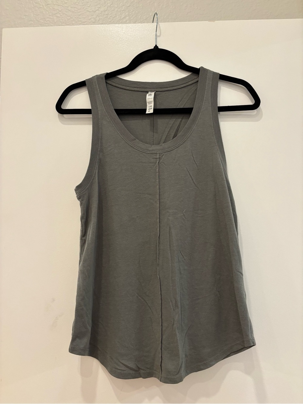 Alo Yoga Sleeveless Scoop Neck Racerback Tank Top workout classic logo pilates